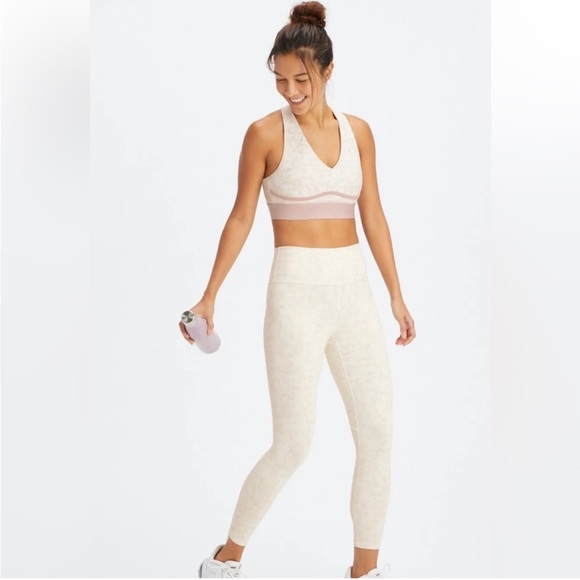 Fabletics Powerhold cream/light pink camo activewear set - Picture 1 of 7